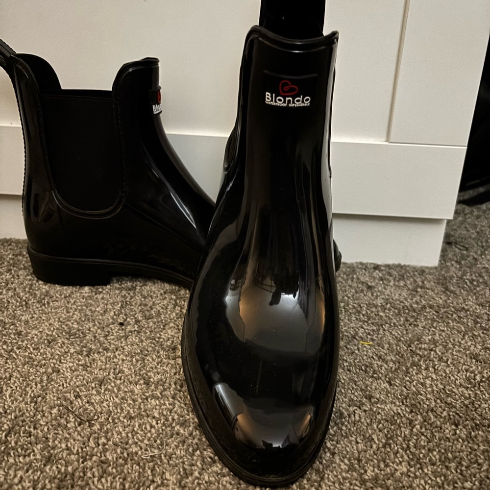 Blondo Wonen’s Glossy Black Chelsea Rain Boots